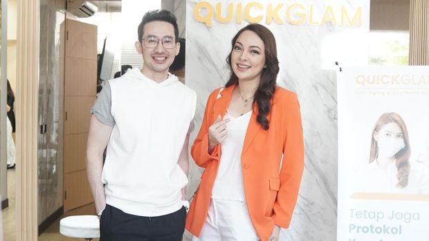 Reisa Broto Asmoro dan dokter Haekal Anshari saat bicara soal kulit glowing.