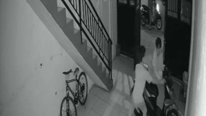 Rekaman CCTV pencurian sepeda motor di Medan. (Foto: Istimewa)