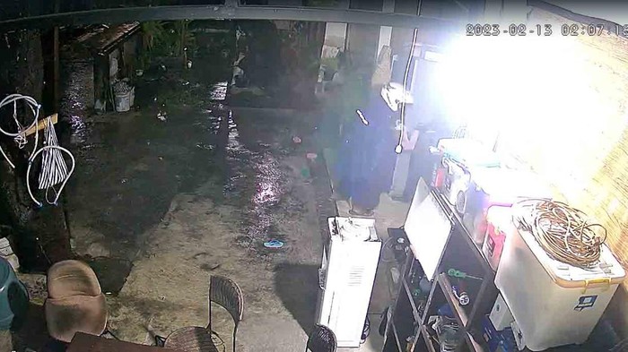 Rekaman CCTV pria curi celana dalam di Jalan Serma Merta, Desa Dauh Puri Kangin, Kecamatan Denpasar Barat, Kota Denpasar, Bali, Senin (13/2/2023). (IST)