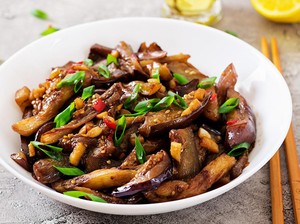 Resep Terong Tumis Kecap dan Cabe, Lauk Sederhana yang Mnatap Bumbunya