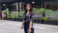Awalnya aku memang suka foto dan festival musik. Dari situ aku mendaftarkan diri menjadi Representative of Provoke Magazine dari situ aku memulai photoshoot, menjadi model di blibli.com untuk menjadi model clothing-nya untuk majalah Provoke. Dari situ aku jadi dapat tawaran untuk menjadi model brand clothing dan mengerjakan beberapa endorse dari brand yang cukup terkenal, ujar Resta Maharani. (Foto: dok Instagram)