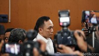 Hakim lalu menjatuhkan pidana terhadap Ricky selama 13 tahun penjara.