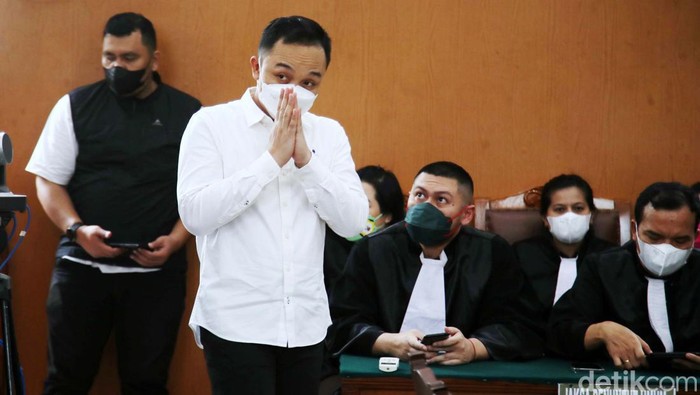 Ricky Rizal Hadapi Vonis Terdakwa kasus pembunuhan berencana Brigadir J Ricky Rizal memasuki ruang sidang Pengadilan Negeri Jakarta Selatan, Selasa (14/2/2023). Ricky Rizal menjalani sidang dengan agenda pembacaan putusana kasus pembunuhan berencana Brigadir J.