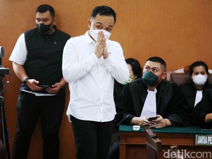 Terdakwa kasus pembunuhan berencana Brigadir J Ricky Rizal memasuki ruang sidang Pengadilan Negeri Jakarta Selatan, Selasa (14/2/2023). Ricky Rizal menjalani sidang dengan agenda pembacaan putusana kasus pembunuhan berencana Brigadir J.