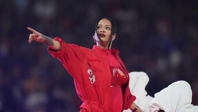 5 Momen Rihanna Pamer Baby Bump saat Manggung, Hamil Anak Kedua