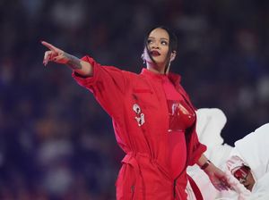 5 Momen Rihanna Pamer Baby Bump saat Manggung, Hamil Anak Kedua