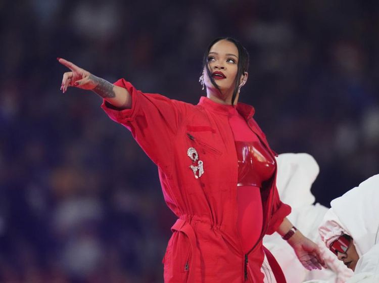 5 Momen Rihanna Pamer Baby Bump saat Manggung, Hamil Anak Kedua