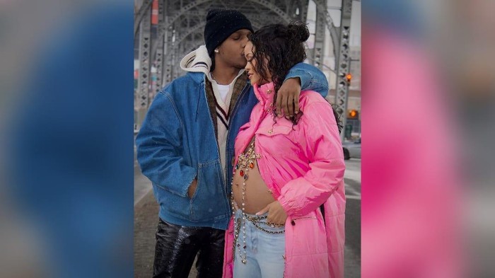 Hamil Anak Kedua, Ini 5 Momen Rihanna Pamer Baby Bump saat Manggung