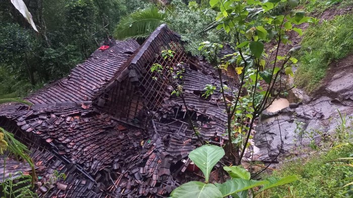 Rumah milik warga di Gedangsari, Gunungkidul yang roboh akibat terdorong material longsoran, Selasa (14/2/2023).