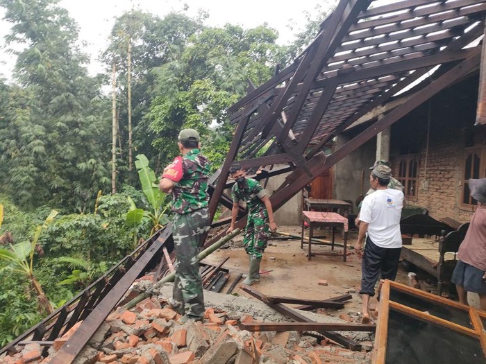 Rumah warga di Sidoharjo Wonogiri yang rusak akibat longsor, Selasa (14/2/2023).