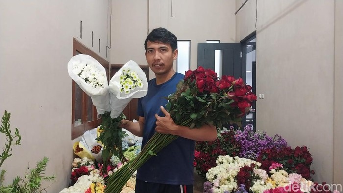 Salah satu pegawai menunjukkan mawar potong yang siap dikirim ke toko-toko.