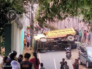 Truk Angkut Batu Tak Kuat Nanjak di Jaksel, Tabrak Alphard dan Terguling