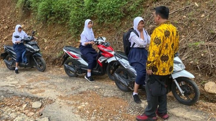 Sekda Kabupaten Pekalongan M Yulian Akbar, saat berada di lokasi jalan rusak Desa Tembelanggunung, Pekalongan, Selasa (14/2/2023).