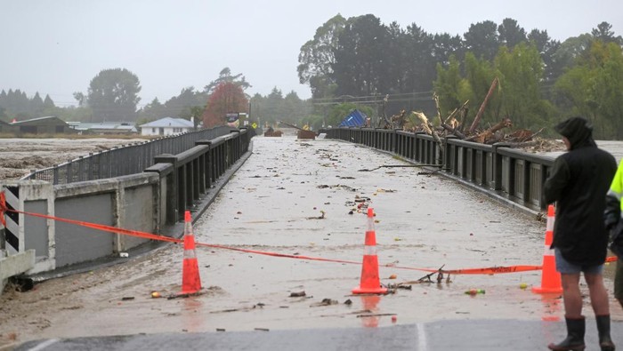 Selandia Baru Darurat Nasional Diamuk Topan Gabrielle NAPIER, NEW ZEALAND - FEBRUARY 14: Redcliffe Bridge is closed off as debris piles up along the Tutaekuri River in the suburb of Taradale on February 14, 2023 in Napier, New Zealand. New Zealand has declared a national state of emergency with flooding and landslides devastating several communities. (Photo by Kerry Marshall/Getty Images)