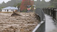 Jembatan Redcliffe ditutup saat puing-puing menumpuk di sepanjang Sungai Tutaekuri, Napier, Selandia Baru, Selasa (14/2/2023). (Kerry Marshall/Getty Images)  