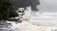 Pihak berwenang telah mengevakuasi permukiman pantai dan meminta warga untuk meninggalkan rumah mengungsi karena sungai terus meluap dan air pasang naik. (Fiona Goodall/Getty Images)  