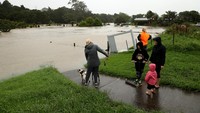 Topan ini menyebabkan banjir yang meluas, tanah longsor dan gelombang besar lautan. (Phil Walter/Getty Images)  
