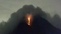 Semeru Muntahkan Lava Pijar Sejauh 700 Meter, Terekam 18 Kali Letusan