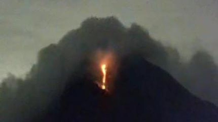 Semeru muntahkan guguran lava pijar
