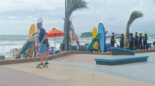 Seorang turis tengah asyik bermain skateboard di Kuta Beach Skatepark, Selasa (14/2/2023).