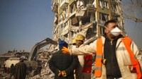 Seperti dilansir CNN, Selasa (14/2/2023), gempa berkekuatan Magnitudo 7,8 itu mengguncang pada Senin (6/2) pekan lalu dan jumlah korban tewas dilaporkan terus bertambah setiap harinya. Banyak rumah-rumah dan bangunan tempat tinggal yang hancur akibat gempa tersebut. AP/Emrah Gurel  