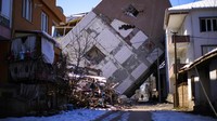 Di Suriah, jumlah korban tewas akibat gempa dilaporkan bertambah menjadi sedikitnya 4.574 orang sejauh ini. Angka itu terdiri atas 3.160 orang yang, menurut Kementerian Kesehatan Pemerintahan Keselamatan, tewas di area-area yang dikuasai oposisi di wilayah Suriah bagian barat laut, dan 1.414 orang lainnya yang, menurut kantor berita SANA, tewas di wilayah-wilayah yang dikuasai pemerintah Suriah. AP/Francisco Seco