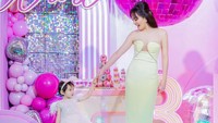 Ketika itu, Shandy Aulia mengenakan gaun berwarna kuning dengan bagian dada yang terekspose. Foto: ASpictureco