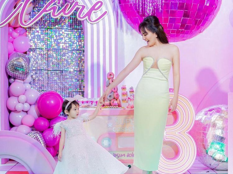 Potret Shandy Aulia Dinilai Terlalu Seksi di Ultah Anak