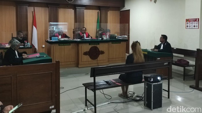 sidang ibu tagih utang