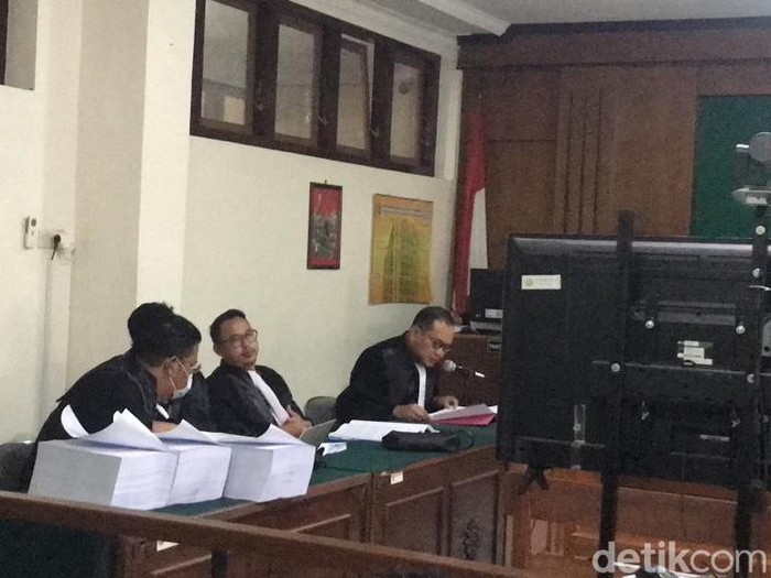 Sidang pembacaan tuntutan untuk eks Wali Kota Jogja, Haryadi Suyuti, dan 2 terdakwa lain di PN Jogja, Selasa (14/2/2023).