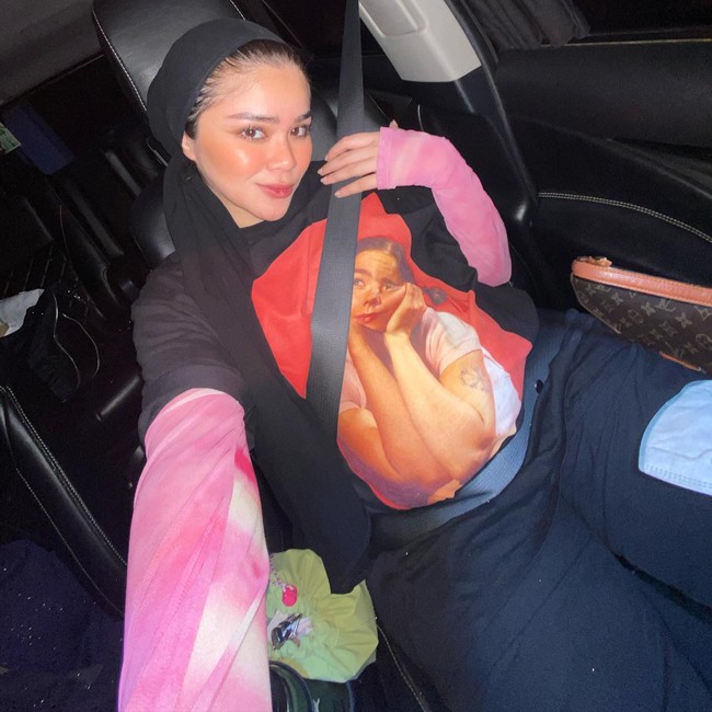 Penyanyi dan penulis lagu ini mengungkapkan rasa syukur karena bisa diberikan anugerah mengandung buah hati pertamanya. Beneran dibikin “buat hati ini berdegup tak terkira. tak kusangka, oh sayang ini nyata” 🥺 see u soon swoosh baby InsyaAllah 🥺🤏🏽 temenin aku manggung dan studio an terus ya 🥺 #Blesseddd!!, tulis Sivia. Foto: Instagram @siviazizah