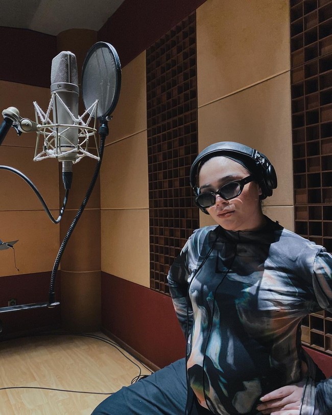 Penyanyi dengan album Love Spells itu mengaku mendapatkan dukungan penuh dari suaminya untuk tetap produktif walaupun sedang hamil. Tapi Alhamdullillah masih dikasih banyak kesempatan untuk kebut cita2, rejeki sehat, dinikahin sama @pria_hardie , bahagia kaya foto di atas, itu nunjukin betapa gue seneng nya kalo lagi manggung ketemu wajah2 baru yang hafal dan nyanyi kenceng lagu2 gue, dan di kelilingin orang2 tersayang lainnya ( U know who U are) #GodIsGooood!! ✨, ucap Sivia. Foto: Instagram @siviazizah.