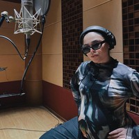 Penyanyi dengan album Love Spells itu mengaku mendapatkan dukungan penuh dari suaminya untuk tetap produktif walaupun sedang hamil. Tapi Alhamdullillah masih dikasih banyak kesempatan untuk kebut cita2, rejeki sehat, dinikahin sama @pria_hardie , bahagia kaya foto di atas, itu nunjukin betapa gue seneng nya kalo lagi manggung ketemu wajah2 baru yang hafal dan nyanyi kenceng lagu2 gue, dan di kelilingin orang2 tersayang lainnya ( U know who U are) #GodIsGooood!! ✨, ucap Sivia. Foto: Instagram @siviazizah.