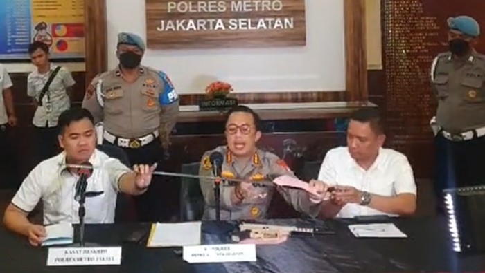 Sopir Toyota Fortuner mengamuk dan merusak Honda Brio di Senopati, Jaksel. Polisi menyebut pedang anggar yang dipakai untuk merusak dibeli dari luar negeri. (Instagram @adeary_millcop_jakartaselatan)