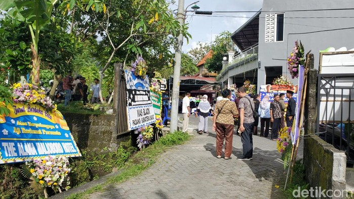 Suasana rumah duka Ketua Yayasan Sioux Ular Indonesia, Aji Rachmat Purwanto di Gamping, Sleman, Selasa (14/2/2023).