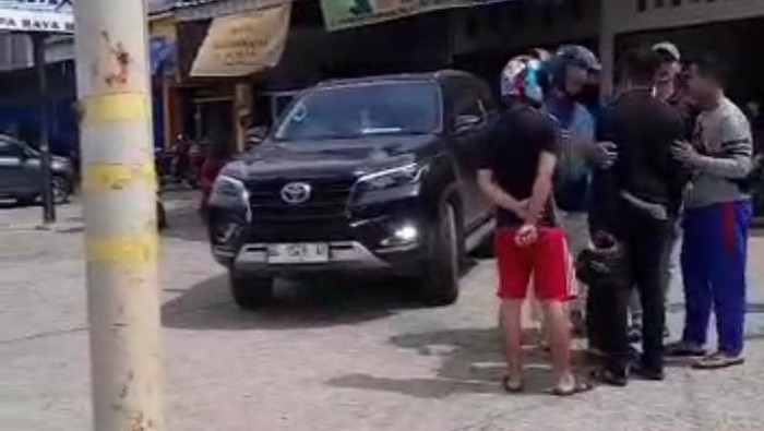 Tangkapan layar video viral keributan antara sopir mobil Fortuner dengan pengendara sepeda motor di Palembang