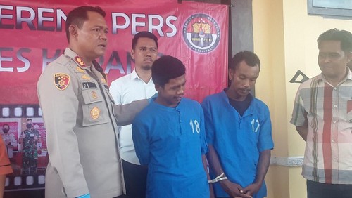 Tersangka HM dan YM saat ditahan di Polres Kupang, Senin (13/2/2023).