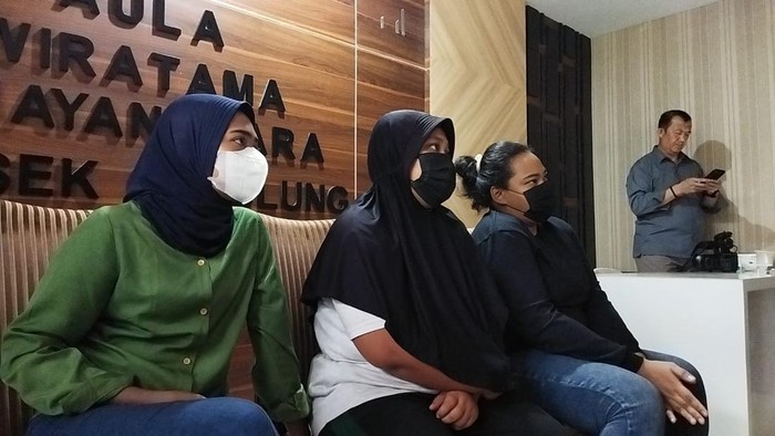 3 orang korban penyekapan saat berada di Polsek Sagulung, Batam (istimewa)