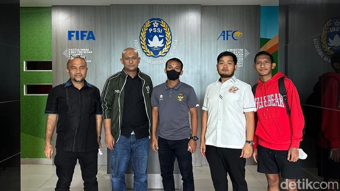 Tim manajemen dan mantan pemain PSMS Medan yang mendatangi Kantor PSSI di Jakarta.