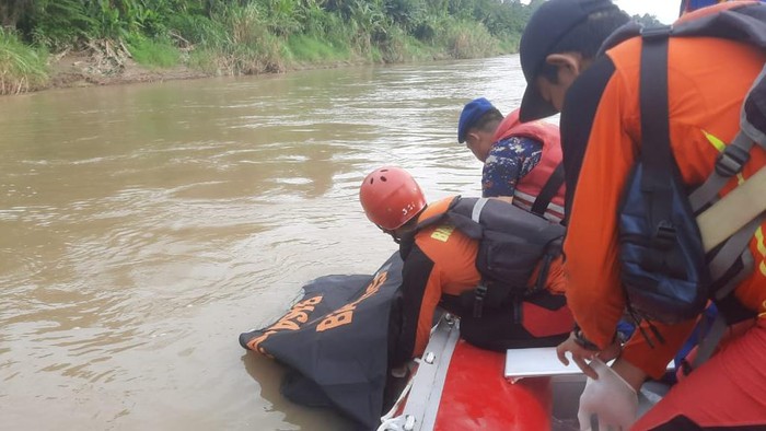 Tim SAR saat mengevakuasi jasad Suhaimi.