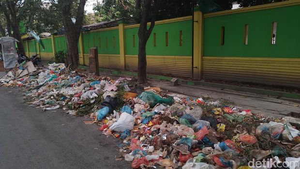 Tumpukan sampah di Jalan Williem Iskandar, Medan. (Farid Achyadi Siregar/detikSumut)