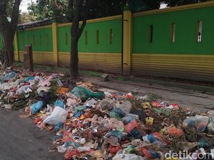 4 Hari Sampah Menumpuk di Jalan Williem Iskandar, Bau Busuk Menyengat