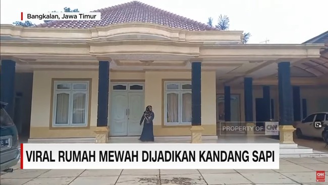 Rumah mewah ini merupakan milik Samsudin seorang pengusaha besi tua yang berada di Jakarta. Samsudin sengaja membangun rumah mewah untuk kandang sapi berdampingan dengan rumah keluarganya.  Foto: Dok. CNN Indonesia.