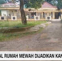 Sapi karapan sengaja ditempatkan di rumah mewah karena menurut Haji Samsudin hewan tersebut sudah terbukti menjadi juara dalam ajang karapan sapi. Satu ekor sapi juara dihargai ratusan hingga Rp 1 Miliar. Foto: Dok. CNN Indonesia.