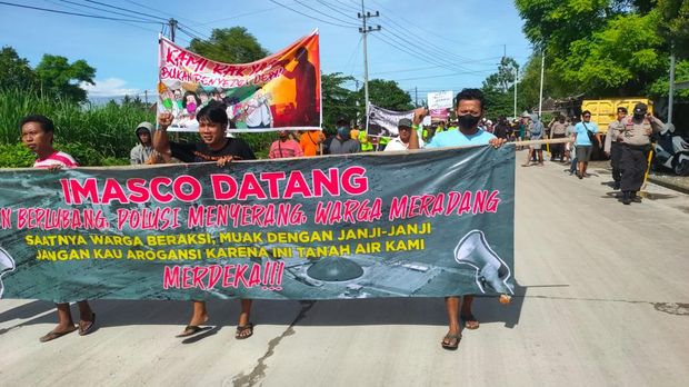 warga jember demo pabrik semen