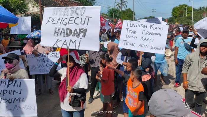 warga jember demo pabrik semen