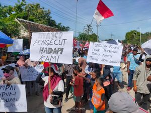 Warga Demo Pabrik Semen yang Dituding Rusak Jalan Penghubung Jember-Lumajang