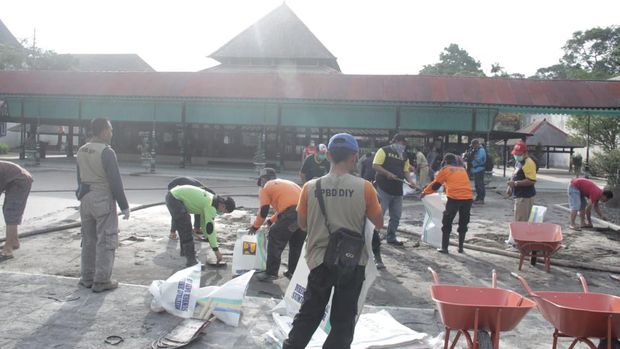 Wilayah Jogja diselimuti abu letusan Gunung Kelud, 14 Februari 2014.