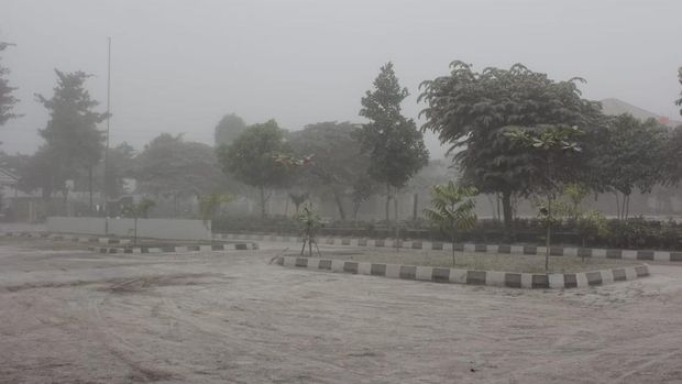 Wilayah Jogja diselimuti abu letusan Gunung Kelud, 14 Februari 2014.