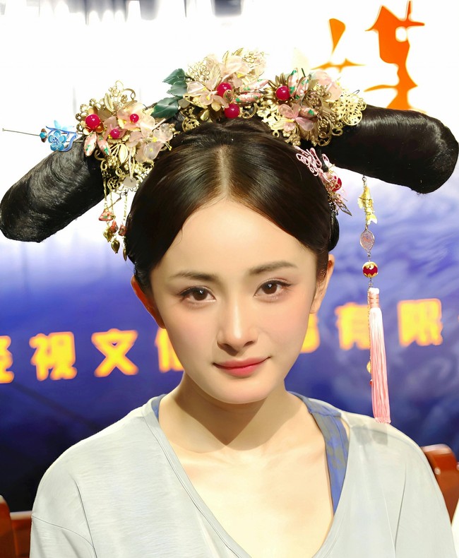 Yang Mi meraih popularitasnya mulai 2005 hingga 2007 ketika membintangi tiga serial drama berturut-turut selama tiga tahun. Dia bermain dalam serial Strange Tales of Liaozhai (2005), The Return of the Condor Heroes (2006), Wang Zhao Jun (2007). Perannya sebagai Guo Xiang dalam remake serial yang dulunya dibintangi Andy Lau, The Return of the Condor Heroes cukup menarik perhatian. Foto: dok. Weibo